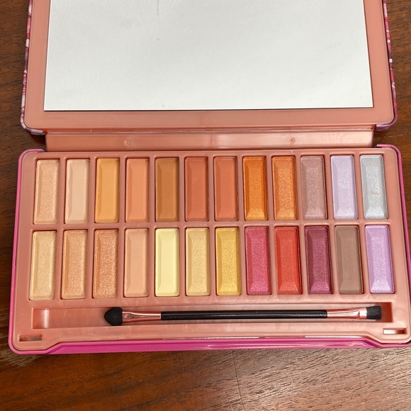 Nicole Miller Gemstone Eyeshadow Palette - Picture 4 of 4